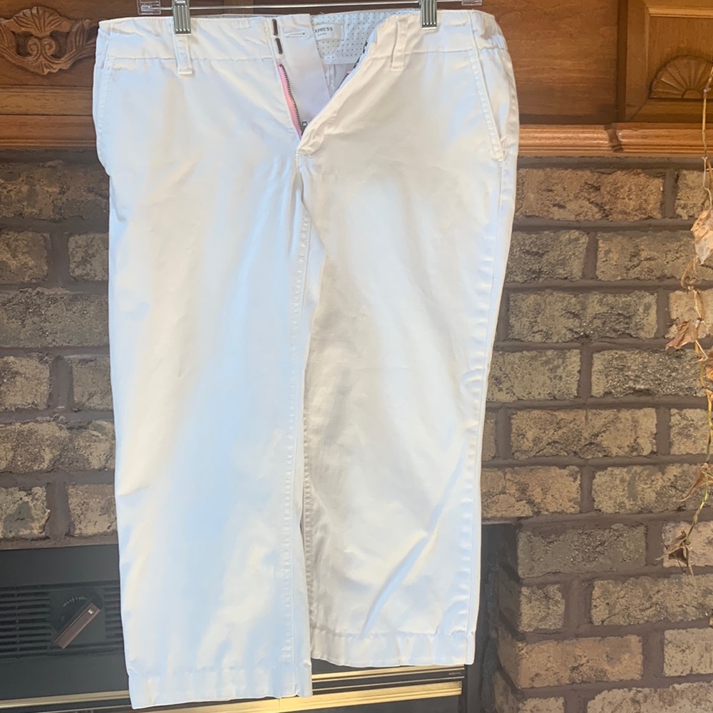 Express white chino cropped capri pants.  Size 6 womens